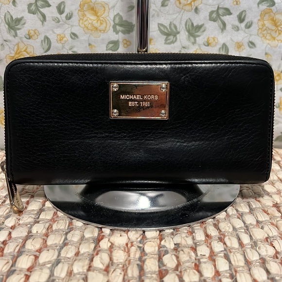Michael Kors Wallet - Picture 1 of 7